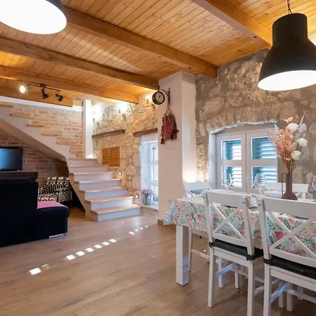 Eli Rustic Holiday House With Privat Pool 펜션 이모츠키